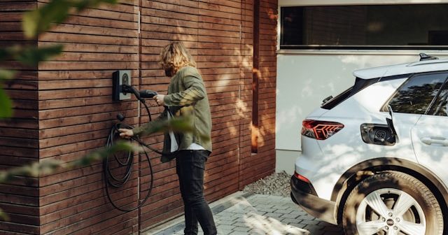 Opladen van een elektrische auto van thuis tot onderweg